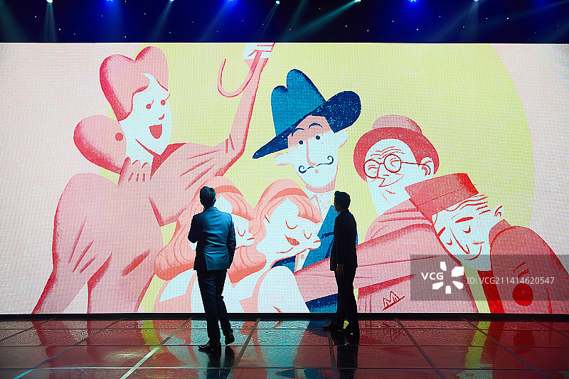 男人在美术馆观看媒体展览图片素材