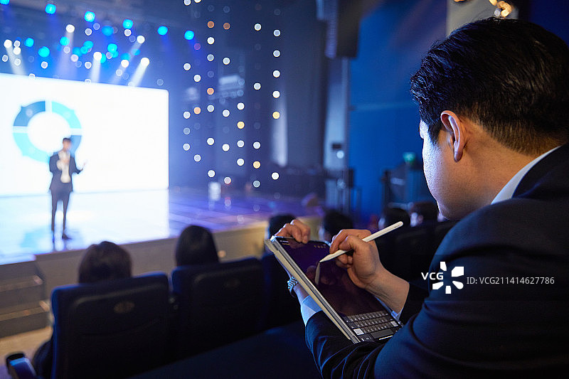 男人在研讨会上进行商务演讲图片素材