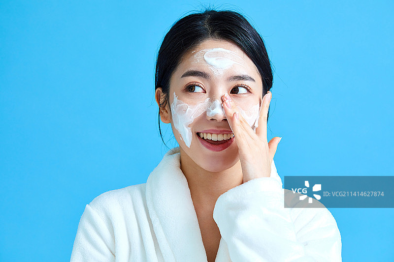 美丽的女人，洗面奶，面部清洁，干净，肥皂泡，微笑图片素材