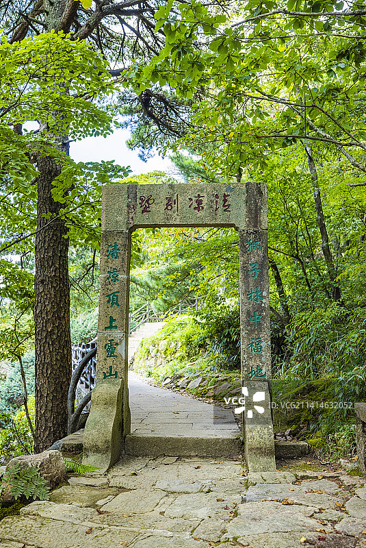 黄山自然风景区的山间通道图片素材