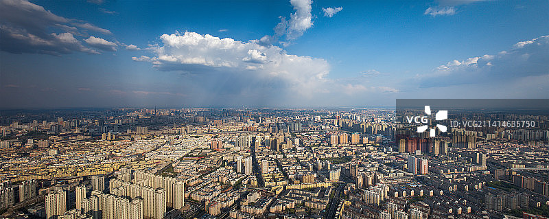 航拍视角下的城市天际线图片素材