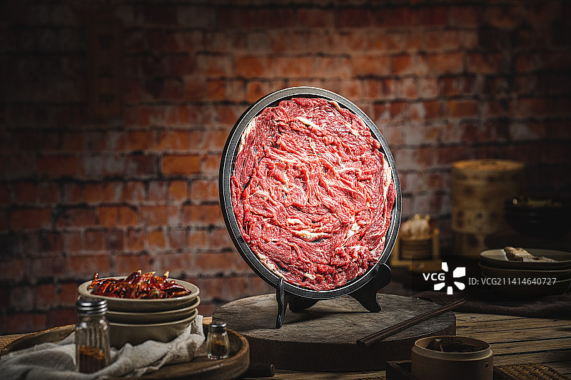 老房子里的火锅 复古怀旧火锅 氛围感 鲜切吊笼牛肉 吊龙 潮汕牛肉 火锅鲜牛肉图片素材