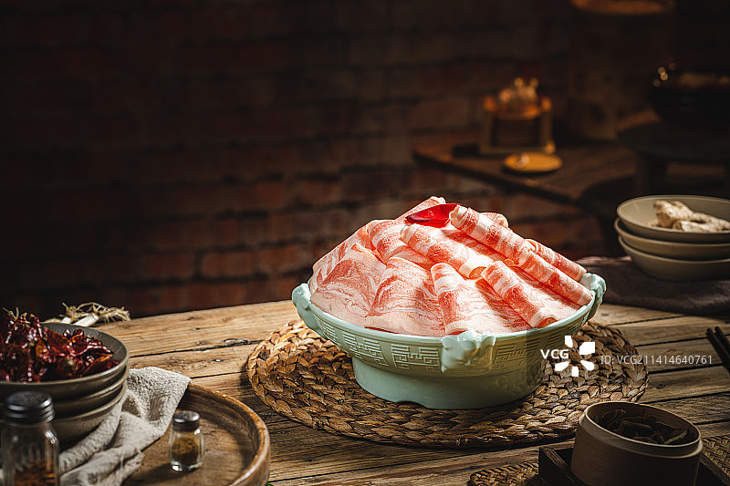 老房子里的火锅 复古怀旧火锅 氛围感 肥牛 火锅肥牛 合成牛肉图片素材