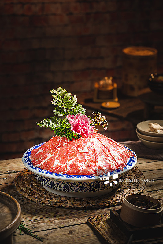 老房子里的火锅 复古怀旧火锅 氛围感 肥牛 火锅肥牛 合成牛肉图片素材