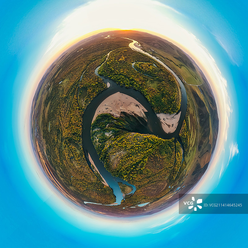 中国东北内蒙古呼伦贝尔大草原（内蒙古额尔古纳国家湿地公园）根河流域秋季户外星球小行星360度高空航拍图片素材