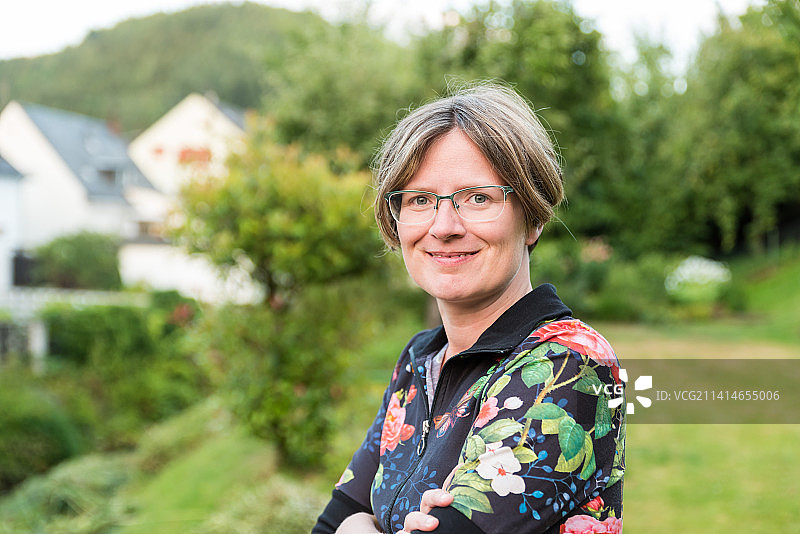 在德国科尔德花园里笑容满面的成熟女人图片素材