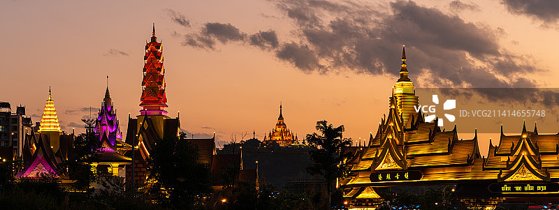 傣族古镇夜色图片素材