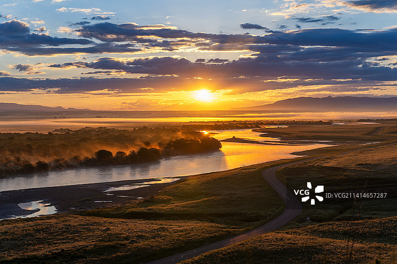 新疆伊犁昭苏湿地公园/昭苏草原特克斯河日出图片素材