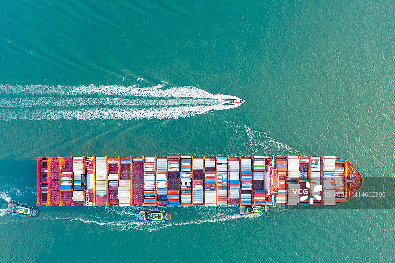 海上航行的集装箱货船图片素材
