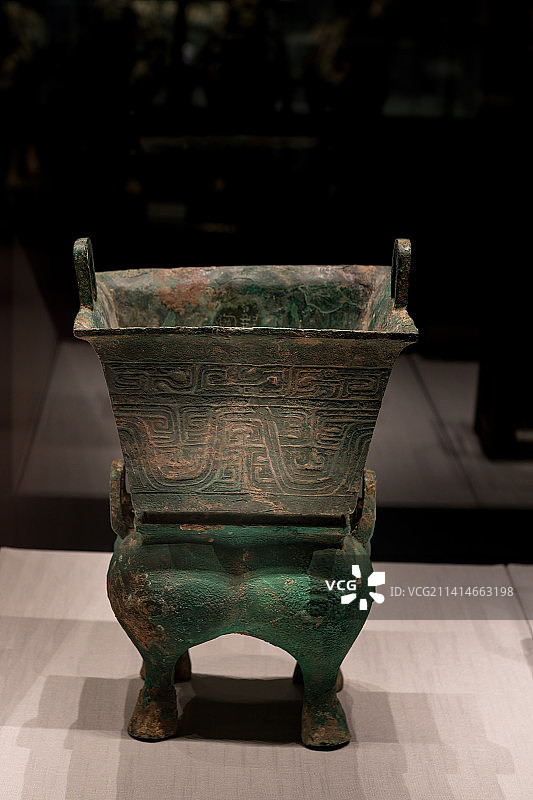 中国西周时期青铜器，虢国方甗图片素材