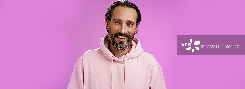 粉色背景下的络腮胡男人图片素材