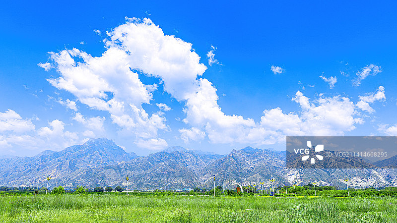 阴山山脉下的敕勒川草原图片素材