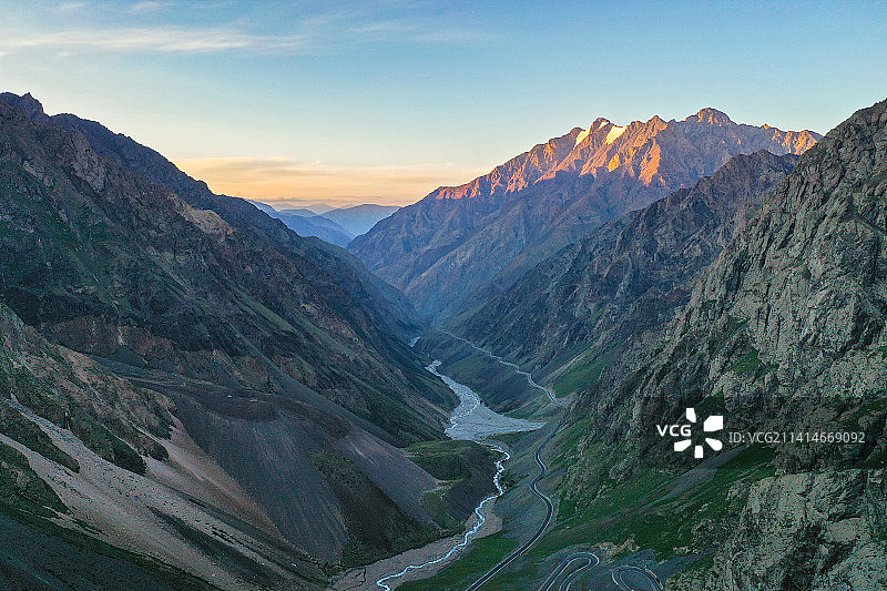 新疆独山子至乔尔玛段独库公路图片素材