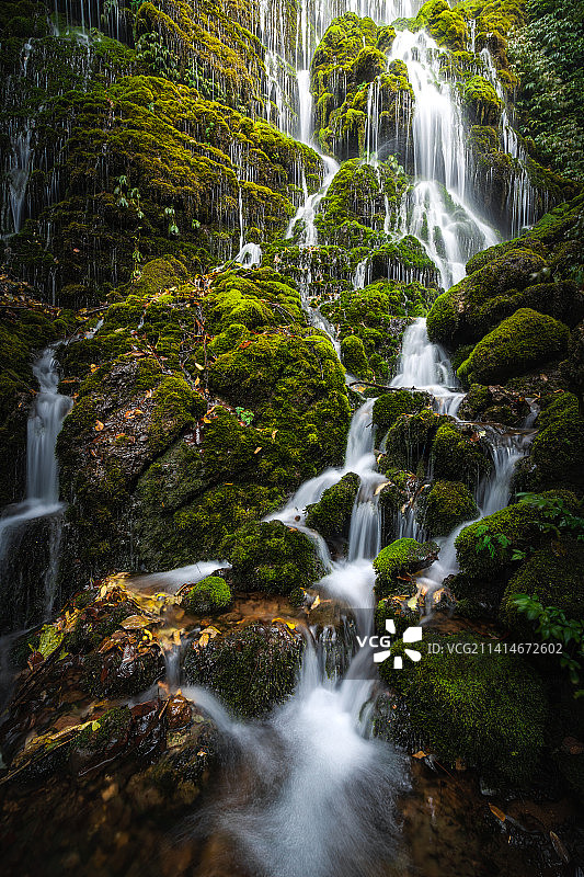 秋季都江堰青城后山瀑布图片素材