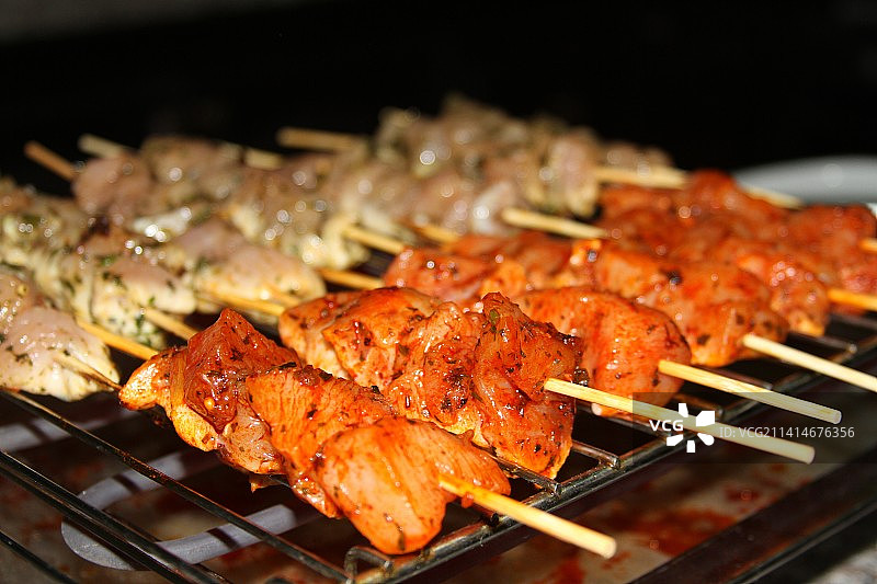 烤肉架上肉的特写，印度尼西亚图片素材