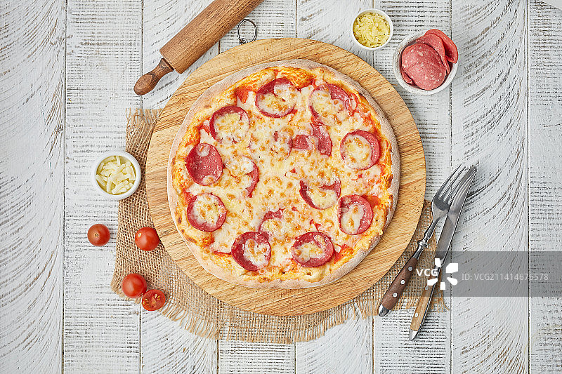 桌子上披萨的俯视图，阿拉伯联合酋长国图片素材