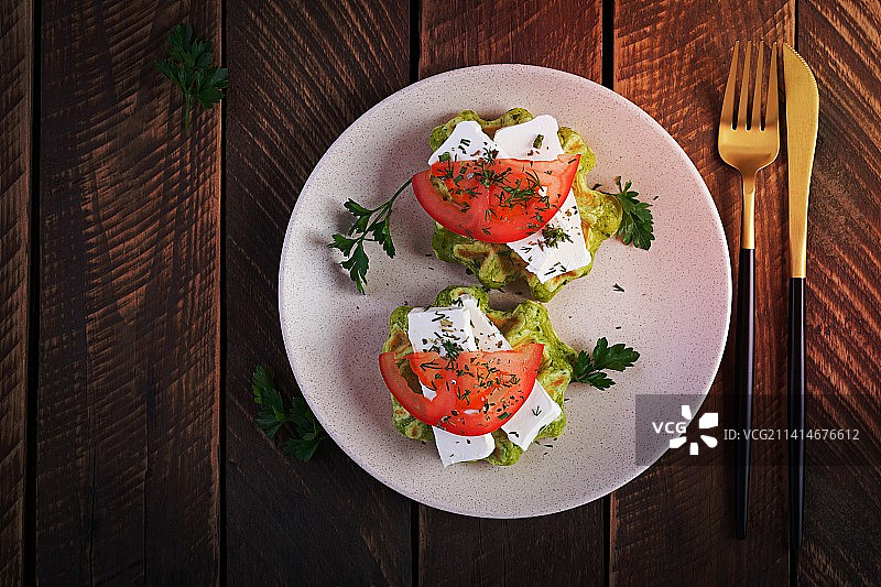 美味自制菠菜素食华夫饼配菲达奶酪图片素材