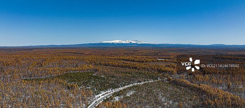 吉林白山晴朗蓝天下的风景图片素材