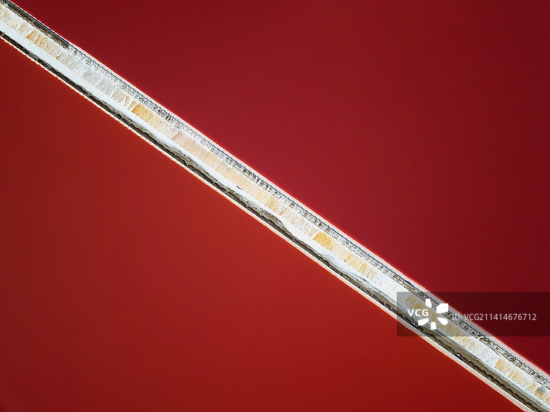 红色背景下的注射器特写图片素材