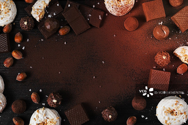 粉色背景上的巧克力甜点混合可可粉图片素材