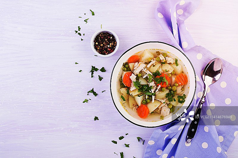 白碗里的青豆胡萝卜土豆鸡汤图片素材