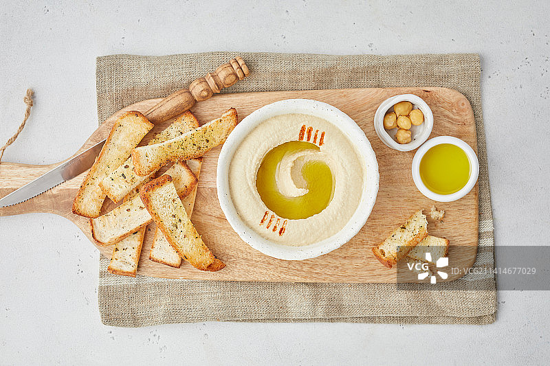 新鲜鹰嘴豆泥、橄榄油和阿拉伯面包（阿拉伯美食，阿联酋）图片素材