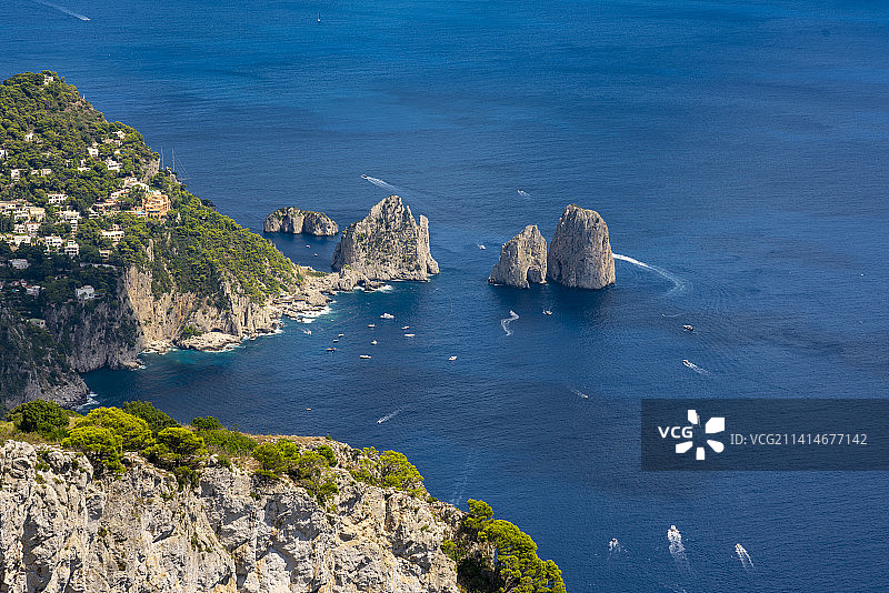 意大利那不勒斯卡普里岛海岸礁石高角度景观图片素材