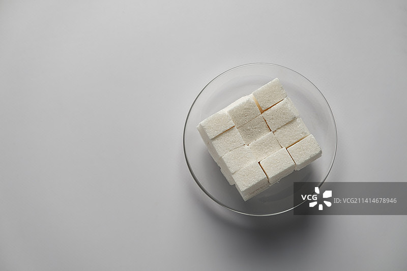 白色碗中的方糖，白色背景，俯视拍摄图片素材
