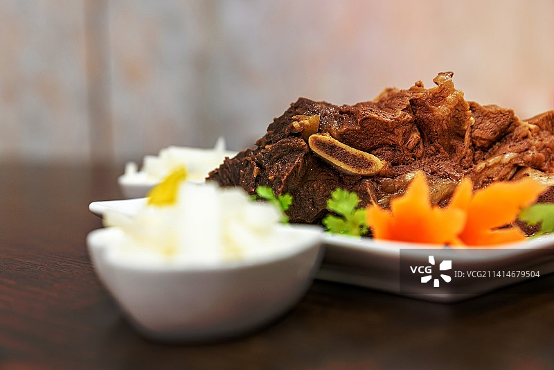 木桌上的牛肉菜肴图片素材