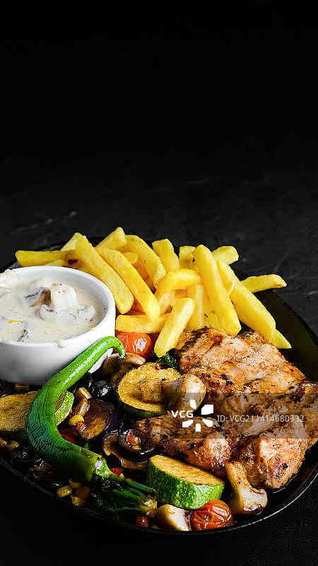 黑色背景上的盘中美食特写，迈阿密，佛罗里达州，美国图片素材