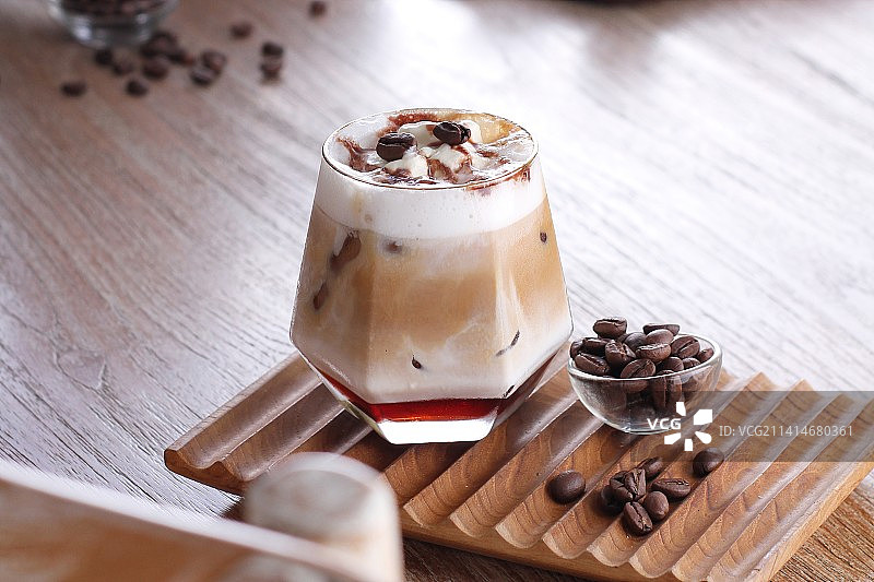 印度尼西亚勿加泗咖啡豆与咖啡俯视图图片素材