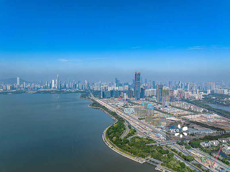 航拍深圳湾超级总部和人才公园建筑蓝天白天图片素材