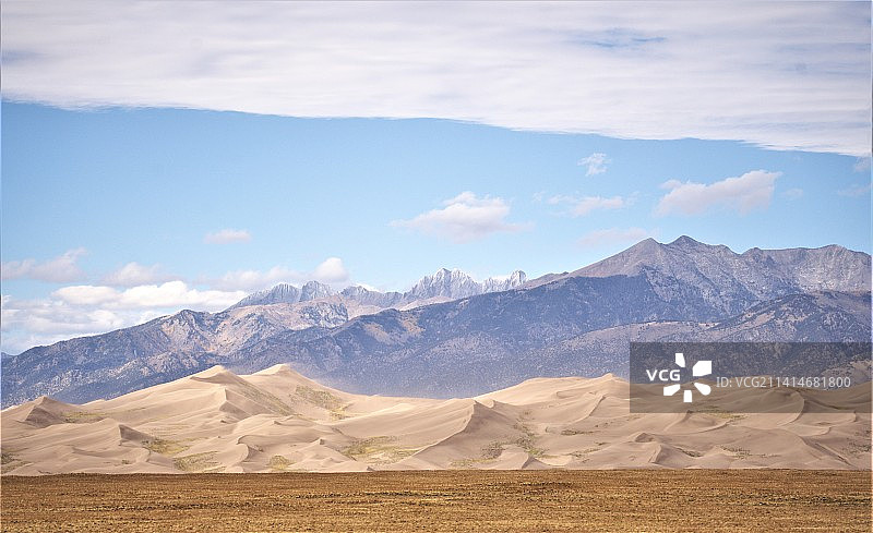 美国科罗拉多州大沙丘国家公园多云天空下的山脉风光图片素材