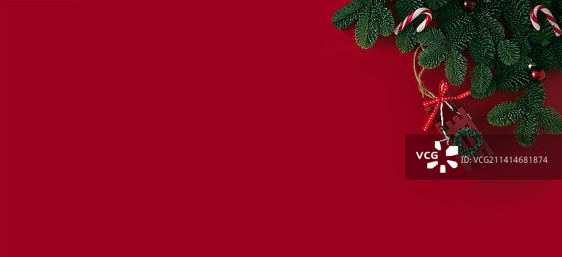 圣诞树绿枝，红色背景节日装饰图片素材