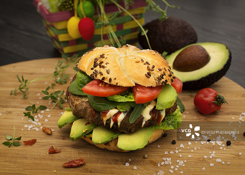 砧板上的汉堡特写图片素材