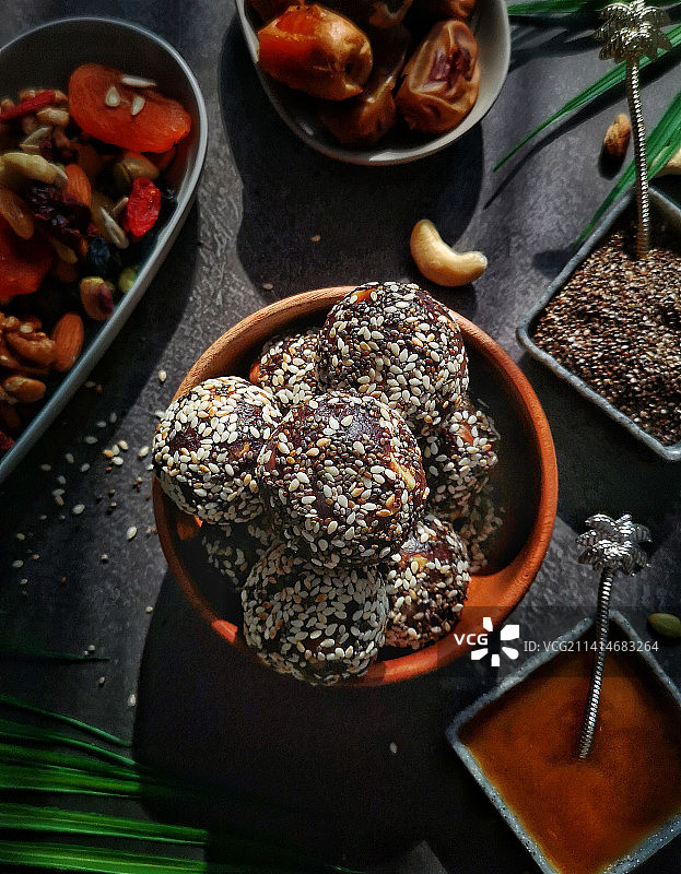 桌上碗装食物的俯视照片图片素材