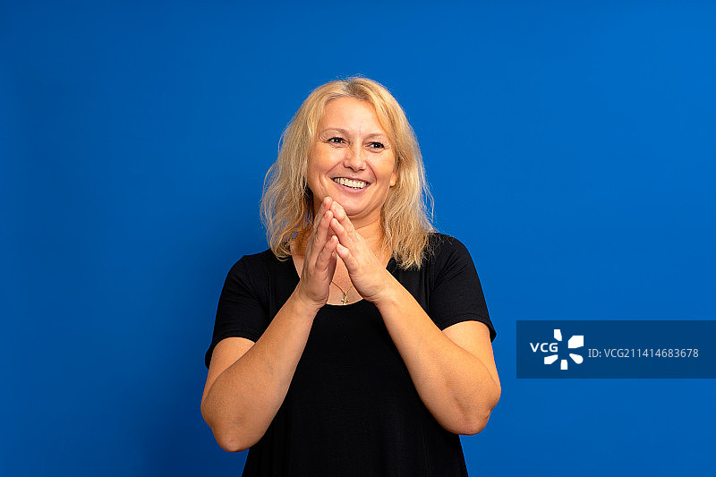 美丽的白人女性对美好事物的期待图片素材