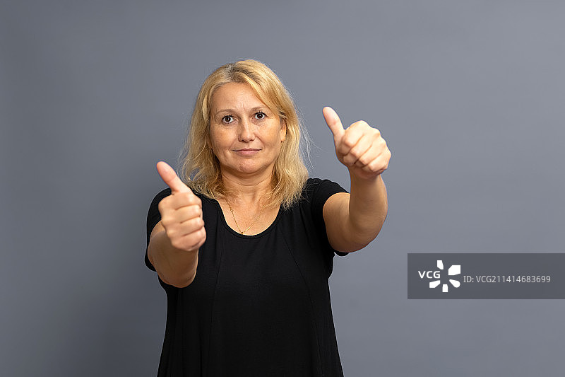 穿着休闲服装的漂亮白人金发女子赞同图片素材