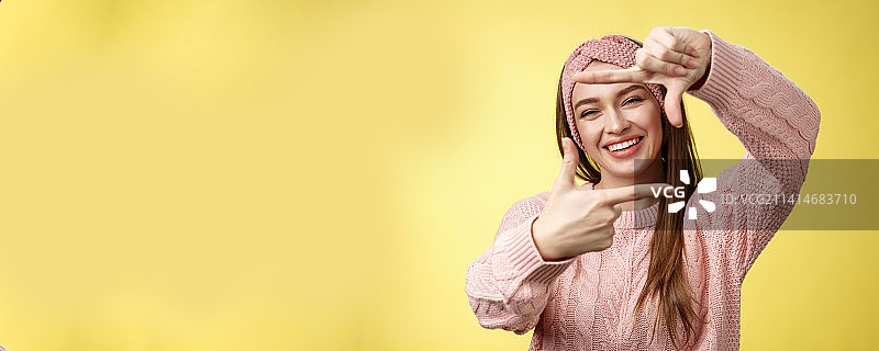 开朗的快乐女孩，笑容灿烂，正在比心图片素材