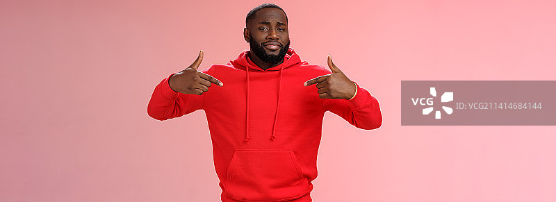 自豪、厚脸皮、自信的年轻非裔美国男子指向前方图片素材