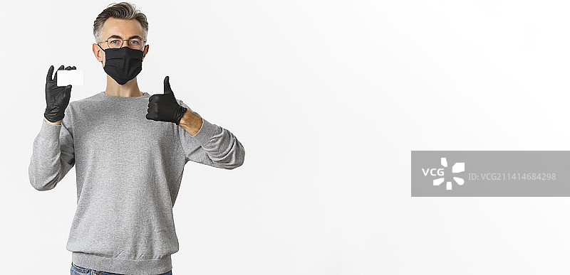 新冠病毒概念：保持社交距离与知足的中年生活方式图片素材