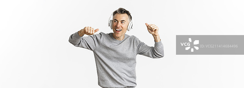 英俊的现代中年男人正在听音乐图片素材