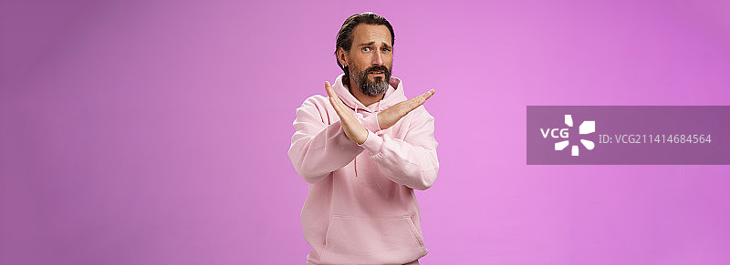 尴尬不悦不适的中年胡须丈夫肖像图片素材