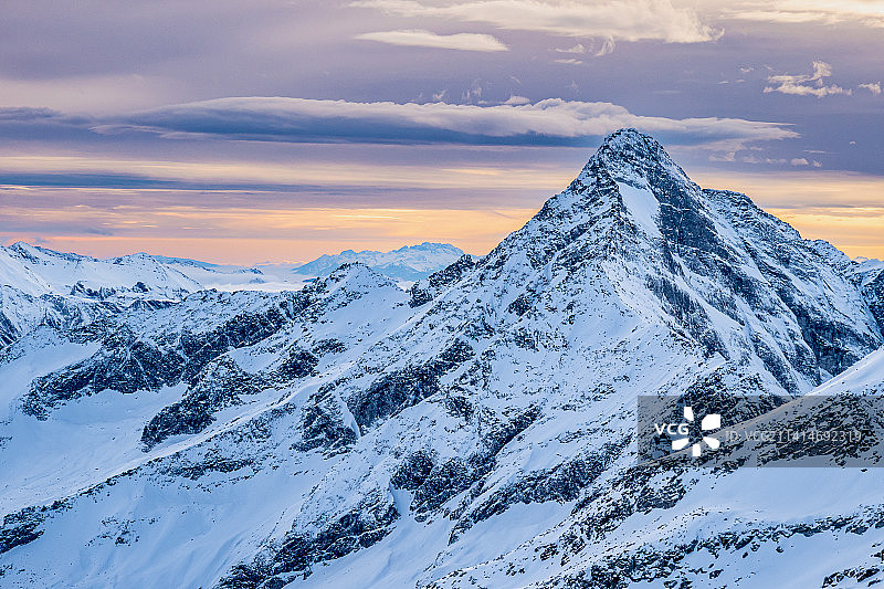 日落时分白雪皑皑的山脉景色：奥地利 Hintertux Glacier图片素材