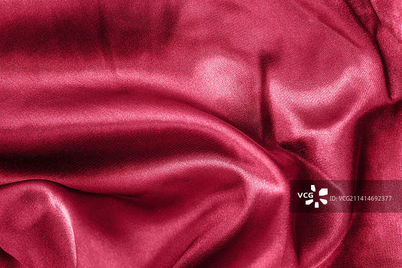 柔滑的品红色丝绸或缎面褶皱特写图片素材