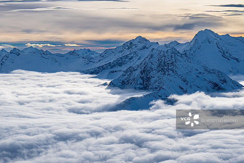日落时分白雪皑皑的山脉景色：奥地利 Hintertux Glacier图片素材