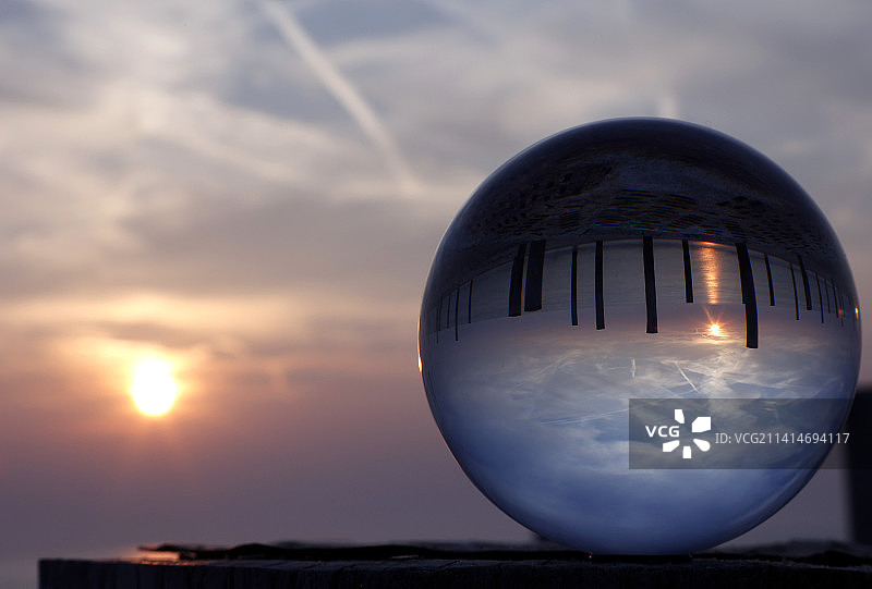 日落时分天空背景下的水晶球，荷兰佩滕图片素材