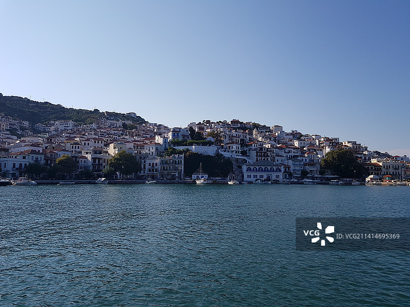 希腊斯科派洛斯建筑旁的海景晴空风光图片素材