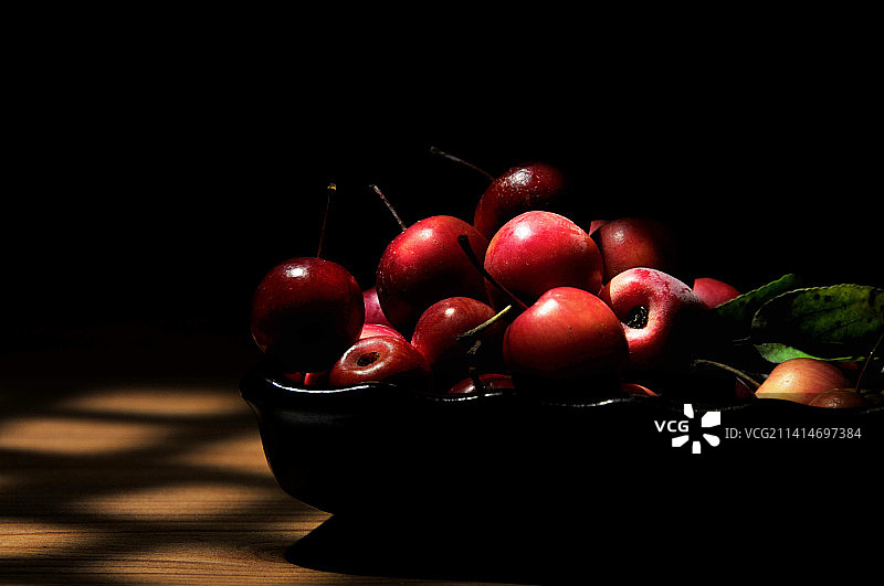 荷兰瓦瑟纳尔，碗中樱桃特写图片素材