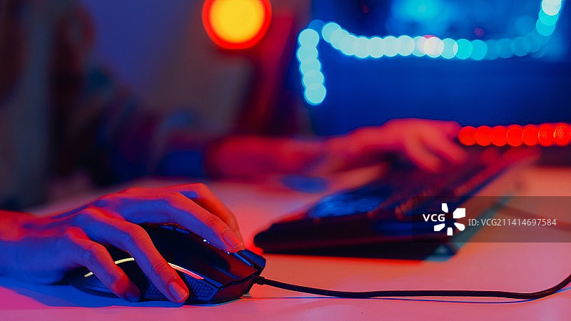 亚洲女孩手部特写使用键鼠图片素材